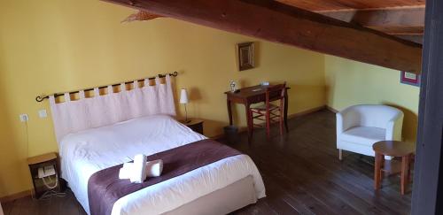 Ένα ή περισσότερα κρεβάτια σε δωμάτιο στο Logis Hotel le Prieuré