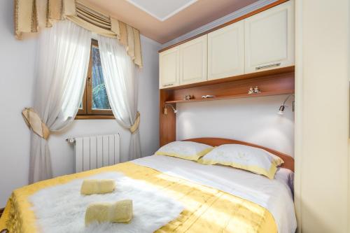 um quarto com uma cama com duas toalhas em Apartment Noa Opatija em Opatija