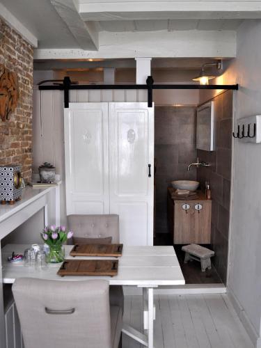 a kitchen with a white counter top in a room at De Slapende Leeuw in Middelburg