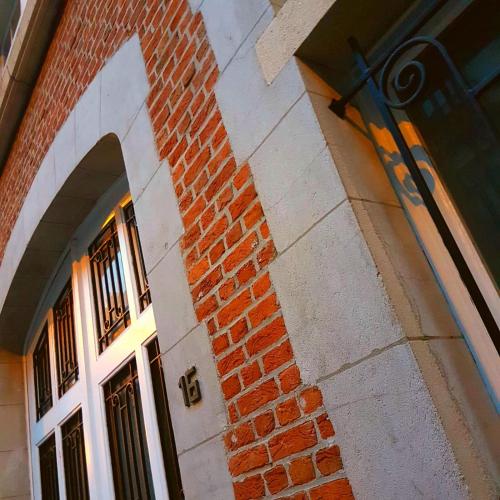 an entrance to a brick building with a door at De Mot B&B in Brussels