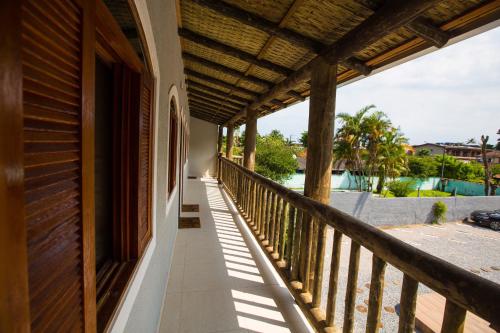 a balcony of a house with a view of the water at Pousada da Árvore in Boicucanga