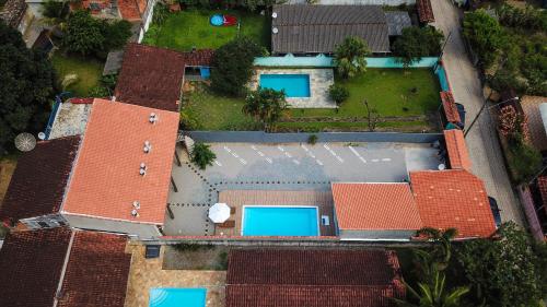 an overhead view of a house with a yard at Pousada da Árvore in Boicucanga