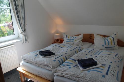 two beds sitting next to each other in a room at Am Ostseestrand in Zingst