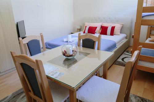 Postel nebo postele na pokoji v ubytování Sun City Apartments