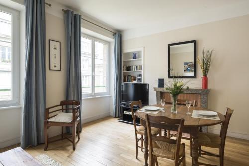 une salle à manger avec une table et des chaises dans l'établissement L'Amarre by Cocoonr, à Saint-Malo