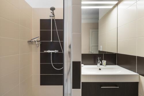 une salle de bain avec un lavabo et une douche dans l'établissement L'Amarre by Cocoonr, à Saint-Malo