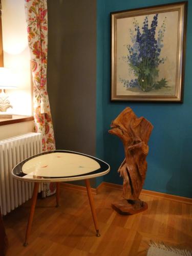 a table and a statue in a room at Schloss Gmünd in Gmünd