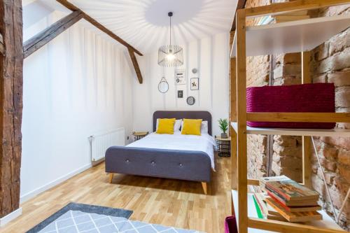 Dormitorio con litera y loft en Quiet Old Town Hideout, en Cluj-Napoca