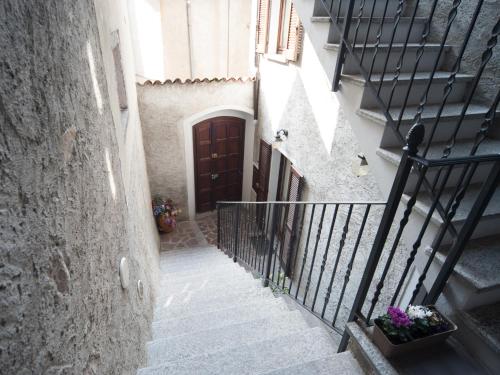 an alley with stairs and a wooden door at Casa vacanze da Carla in Abbadia Lariana
