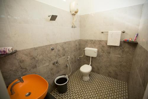 un piccolo bagno con un water e un lavandino di Green Garden Resort a Kuttālam