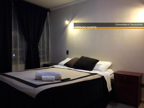 une chambre avec un lit avec un panneau sur le mur dans l'établissement Espacio Norte - Iquique Cavancha, à Iquique