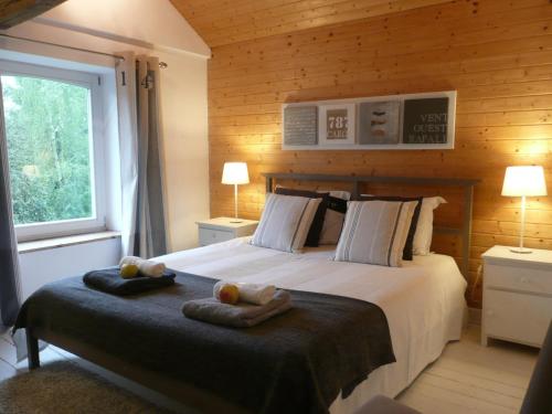een slaapkamer met een bed met twee handdoeken erop bij Le Relais du Moustier in Grune