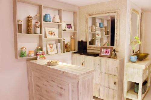 Cette chambre dispose d'armoires en bois avec des vases et un miroir. dans l'établissement Hotel Mediterraneo Boutique, à Villeta