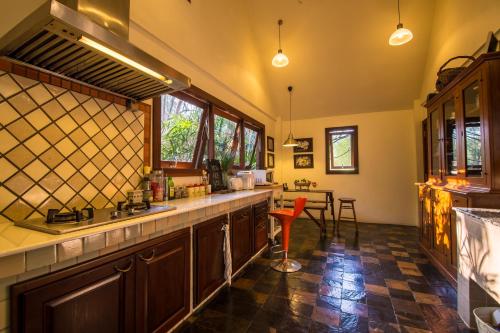 Kuchyň nebo kuchyňský kout v ubytování Teakwood villa