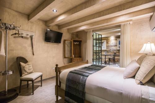 Kama o mga kama sa kuwarto sa O:Live Boutique Hotel, A Small Luxury Hotel of the World