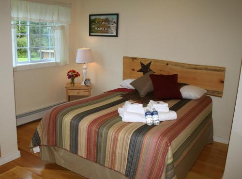 a bedroom with a bed with towels on it at Trailside Inn in Killington