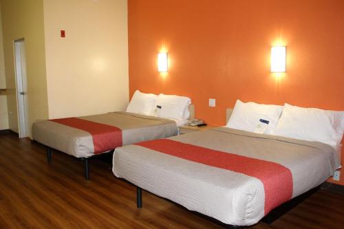 Кровать или кровати в номере Motel 6-Warwick, RI - Providence Airport - I-95