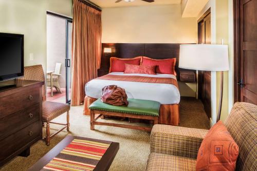 um quarto de hotel com uma cama e uma sala de estar em Hyatt Vacation Club at Pinon Pointe, Sedona em Sedona