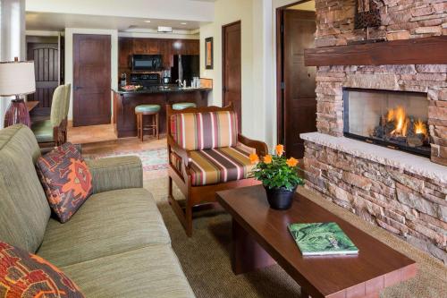 a living room filled with furniture and a fire place at Hyatt Residence Club Sedona, Piñon Pointe in Sedona