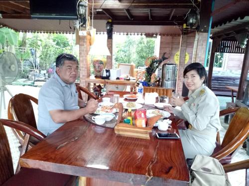 a man and a woman sitting at a table at Ruenthip Homestay in Bangkok