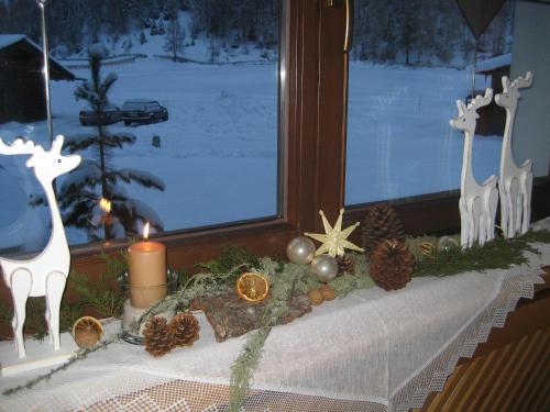 a window with christmas decorations on a window sill at ban Kneissl`s in Umhausen