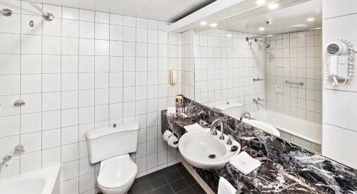墨爾本的住宿－墨爾本亞當灣景酒店，白色的浴室设有卫生间和水槽。