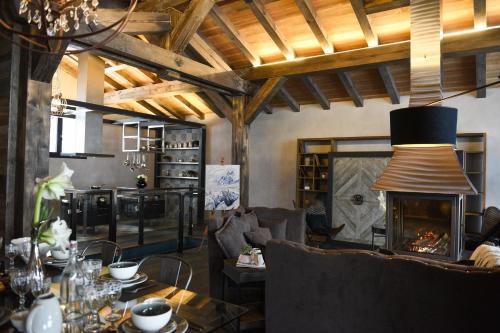 un salon avec un canapé et une cheminée dans l'établissement Chalets Grands Montets, à Chamonix-Mont-Blanc