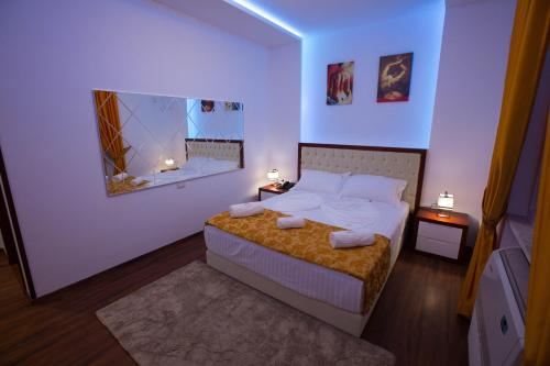 a bedroom with a bed and a large mirror at Hotel Palma in Rinas
