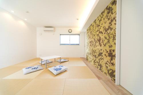 ein Zimmer mit einem Tisch und zwei Kissen auf dem Boden in der Unterkunft Kevin's Place II (Annex) in Kyoto
