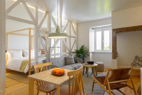 Dona Graca Lisbon Apartments في لشبونة: غرفة معيشة مع أريكة وطاولة
