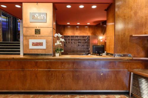 a lobby with a bar in a building at Crisol Quindós in León