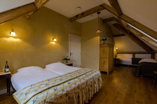 a bedroom with a large bed in a room at Auberge de Smockelaer in Heijenrath
