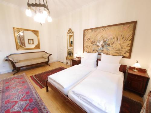 a bedroom with two beds and a couch at Hotel Rotdorn in Berlin