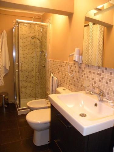 a bathroom with a toilet and a sink and a shower at B&B Residenza Umberto in Catania
