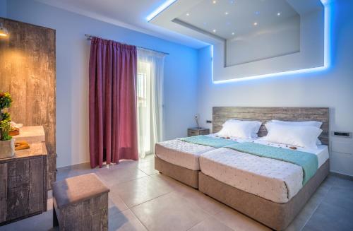 Katil atau katil-katil dalam bilik di Savvas Luxury Suites