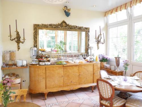 a kitchen with a table and a mirror on the wall at Hotel Rotdorn in Berlin