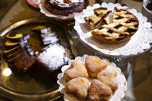 een heleboel taarten en gebakjes op schalen op een tafel bij Relais Villa Savarese in Sant'Agnello
