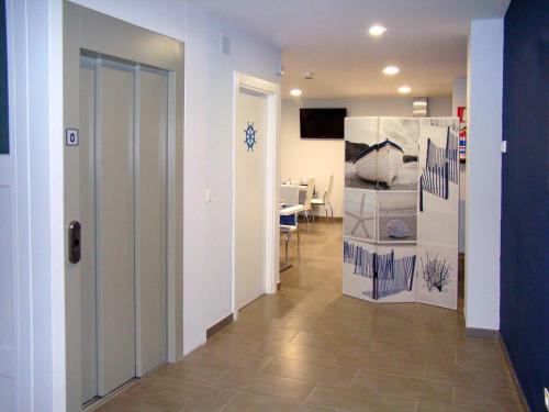 a hallway with a room with a dining room at Bekale in Ea