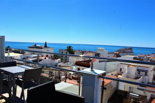 un balcón de un edificio con vistas al océano en Hostal Don Peque Adult Recommended, en Nerja