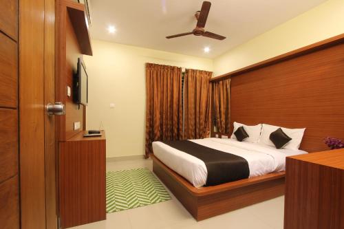 Tempat tidur dalam kamar di The Grand Inn Mysore