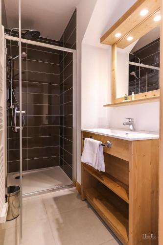a bathroom with a shower and a sink at TERRESENS - Les Fermes du Mont-Blanc in Combloux