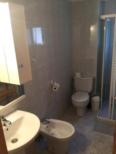 サンタ・ポラにあるSPLENDIDE F4 ALICANTE Santa Polaのバスルーム(トイレ、洗面台付)