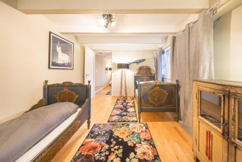Zimmer mit 2 Betten und einem Teppich in der Unterkunft Design Apartments - "Potsdam City" 19 in Potsdam