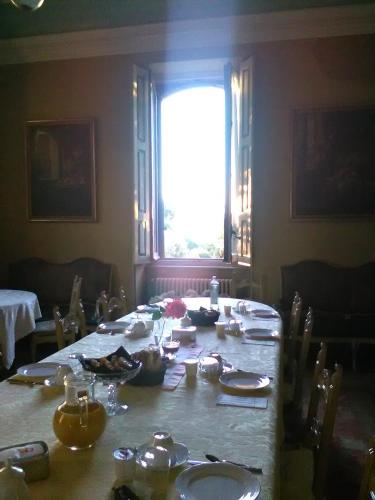 una sala da pranzo con un tavolo e una finestra di B&B Villa Cernigliaro Dimora Storica a Sordevolo