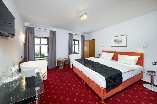 een hotelkamer met een groot bed en een raam bij Hotel zur Post in Bernkastel-Kues