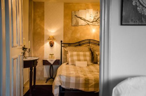 a bedroom with a bed and a table with a lamp at Country guesthouse Αερικό in Karpenision