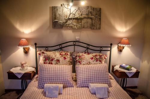 En eller flere senge i et værelse på Country guesthouse Αερικό