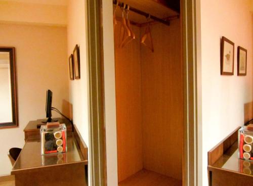 a room with a hallway with a desk and a mirror at Hotel Avenida in Requena
