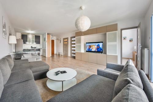 Televízia a/alebo spoločenská miestnosť v ubytovaní Apartamenty Sun & Snow Zwycięstwa