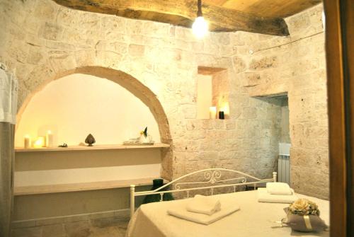 アルベロベッロにあるTrulli Sciummo Relaisの石壁の部屋